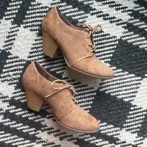 Dr. Scholl’s Faux Suede Lace up Bootie 💚